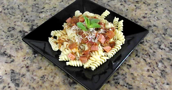 fusilli com calabresa e manjericao
